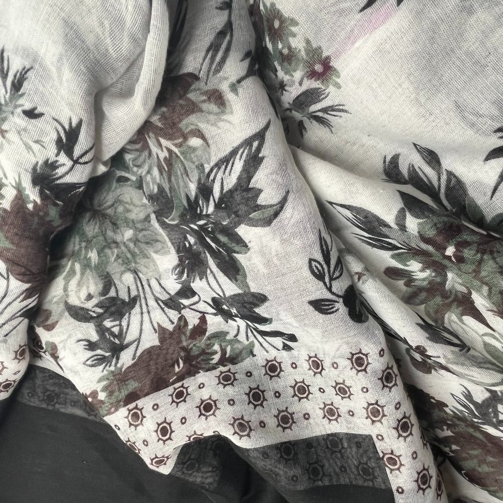 Oversized Lightweight Patchwork Floral Scarf — 110 × 200 cm, Artisanal Design